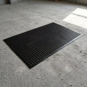 Anti Slip Industrial Mat with Drainage Holes Recycled Rubber Anti Fatigue Beveled Edges Grease Resistant Lightweight