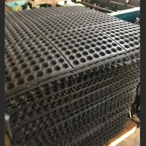Heavy-Duty Perforated Rubber Anti-Fatigue Floor Mat with Drainage Holes for Kitchens and Workshops