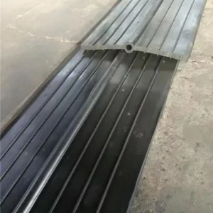JunYaoSteel Edge Rubber Waterstop 350 * 8 Mid Buried Back Mounted Detachable Type 651 for Construction Projects